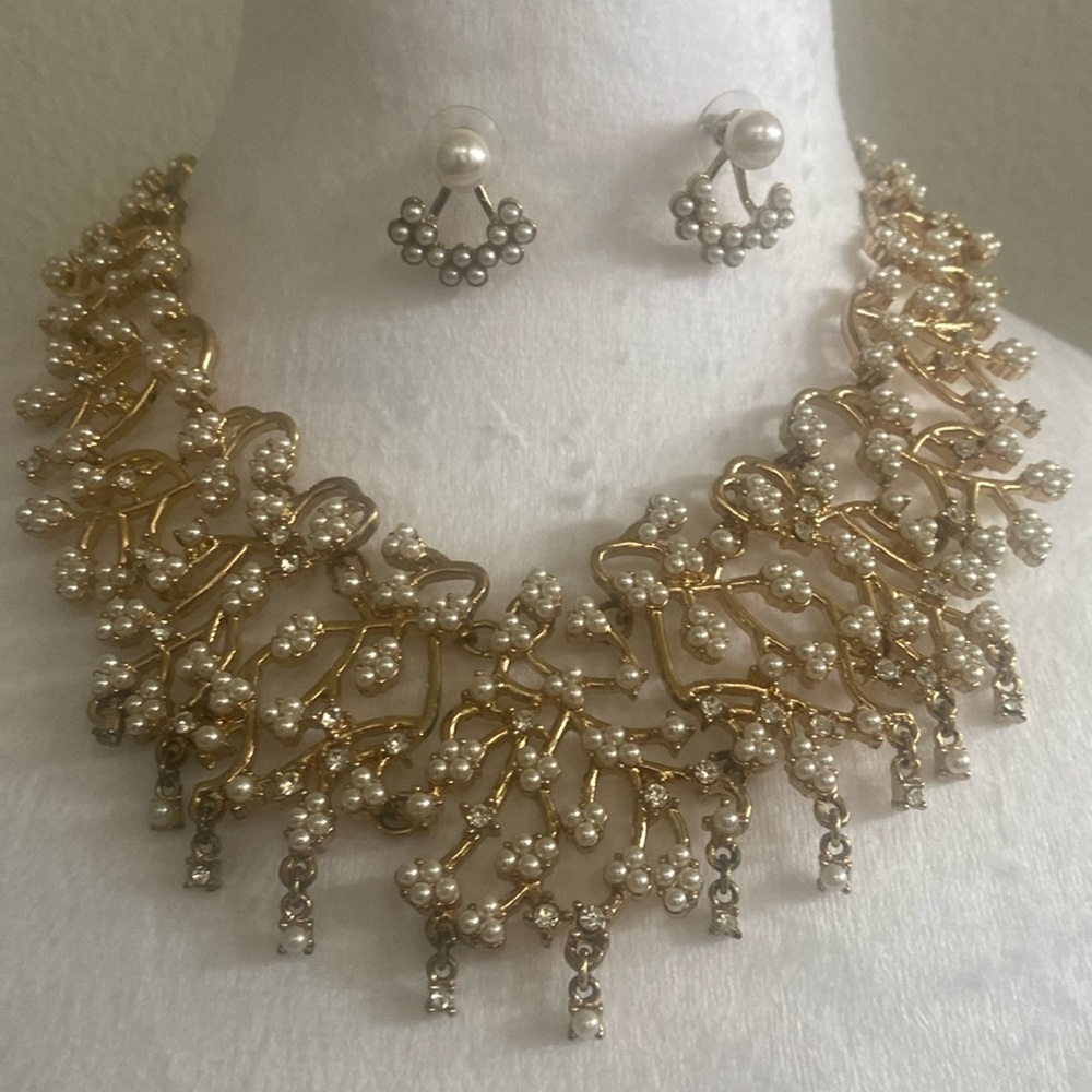 Beautiful gold necklace w/faux pearls. Like new FREE EARRINGS!!!